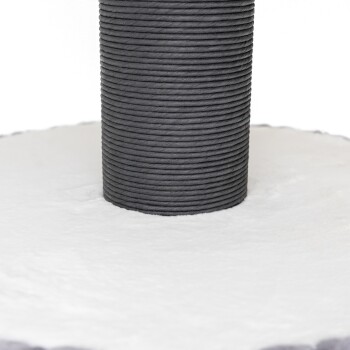 Eine Nahaufnahme eines Katzenkratzbaums mit einer strukturierten grauen Seil-Säule und einer weichen, weißen runden Basis.