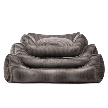 Drei gestapelte Haustierbetten aus weichem, geripptem grauen Stoff, mit einem plüschigen Design für Komfort und Unterstützung.