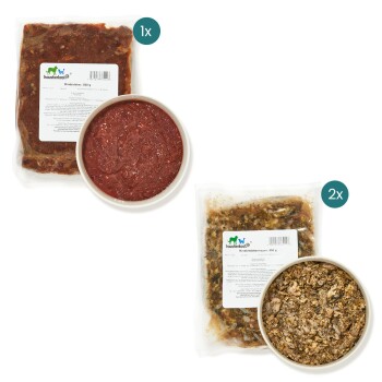 Zwei "haustierkost" Tierfutterverpackungen: eine 500g Rindfleisch und zwei 500g Rindfleisch mit Gemüse, mit passenden Näpfen.