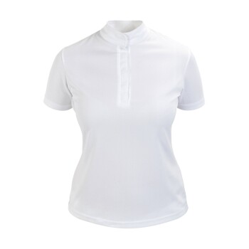 Weißes kurzärmliges Poloshirt mit Stehkragen und Knopfleiste, vor einem einfarbigen Hintergrund präsentiert.