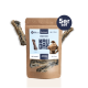 Verpackung für Hundeleckerlis mit Snacks aus Fischhaut, beschriftet mit "KAU DAS", mit einem Foto eines Hundes, das "100% Fisch" und "Mit Omega-3" angibt.
