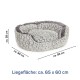 Graues Haustierbett mit plüschiger Textur, das ungefähr 90 cm mal 95 cm misst, und einer Liegefläche von 65 cm mal 60 cm.