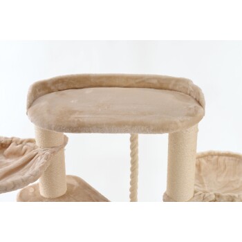 Ein beiger Katzenbaum mit einer weichen, plüschigen oberen Plattform mit erhöhtem Rand, sisalumwickelten Pfosten und gemütlichen, stoffbezogenen Ruhebereichen.