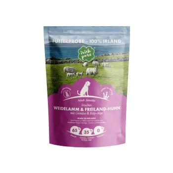 Beutel mit "Irish Pure" Hundefutter, beschriftet mit "Erwachsene. Sensitiv. Weidelamm & Freiland-Huhn mit Gemüse & Kelp-Alge," 65% Fleisch, 35% Gemüse.