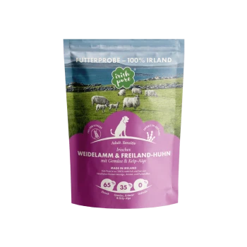 Beutel mit "Irish Pure" Hundefutter, beschriftet mit "Erwachsene. Sensitiv. Weidelamm & Freiland-Huhn mit Gemüse & Kelp-Alge," 65% Fleisch, 35% Gemüse.