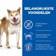 Een lachende Shiba Inu staat naast een blauw paneel met voordelen: graanvrij, hoog eiwit, en omega-6 voor een gezonde huid en vacht.