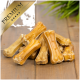 Ein Haufen hochwertiger Hundekauartikel auf einer Holzoberfläche, mit einem goldenen Banner mit der Aufschrift "PREMIUM" in der oberen linken Ecke.