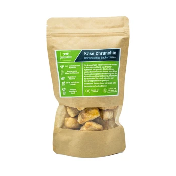 Friandises pour chiens Käse Chrunchie dans un sac transparent, présentant une étiquette verte avec des informations nutritionnelles, fabriquées à partir de lait du nord de l'Allemagne.