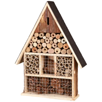 Holzinsektenhotel in Form eines Hauses, mit verschiedenen Röhren und natürlichen Materialien zur Unterbringung nützlicher Insekten.