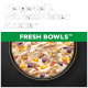 Nahaufnahme einer Futterschale mit natürlichen Zutaten, beschriftet mit „Hergestellt mit natürlichen Zutaten“ und „FRESH BOWLS™“.