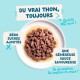 Morceaux de thon en sauce dans un bol sur fond bleu ; texte : thon véritable, certifié MSC, sans sucres ajoutés, sauce généreuse.