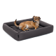 Ein kleiner brauner Hund, der auf einem plüschigen, dunkelgrauen rechteckigen Hundebett mit einem gepolsterten Design entspannt.