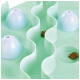 Ein grüner Haustier-Puzzle-Futterspender mit gewellten Abschnitten und blauen Kuppeln, mit kleinen Stücken Hundefutter, die in den Öffnungen sichtbar sind.