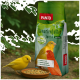 Eine Tüte PANTO exotisches und Kanarienvogel-Futter mit zwei bunten Vögeln in der Nähe, einer gelb und einer mit rotem und grünem Gefieder, die an Samen picken.