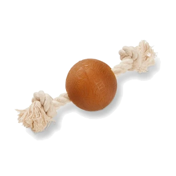 Brauner, strukturiert gummierter Ball mit eingeprägtem Markennamen, aufgefädelt auf einem Zerrspielzeug aus cremefarbener Baumwollschnur.