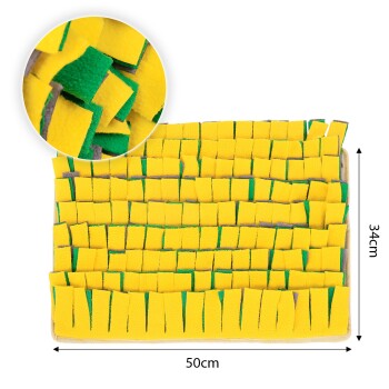 Eine bunte Haustierschnüffelmatte mit gelben und grünen Stoffstreifen, die 50 cm mal 34 cm misst, entworfen für interaktives Füttern.
