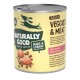 Nourriture pour chiens en conserve étiquetée "Naturally Good" avec "Adult Veggies & Meat" contenant des ingrédients comme des lentilles et du saumon.