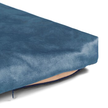 Blauer Haustierbett-Eck mit einer weichen, strukturierten Oberfläche und einem sichtbaren Reißverschluss, der sein plüschiges Innenleben zeigt.