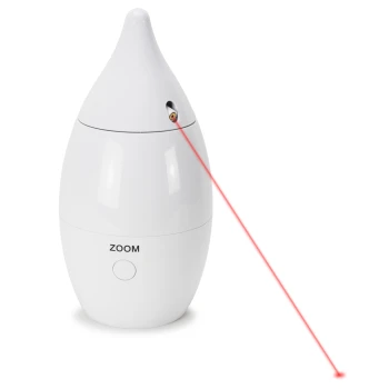 PetSafe Automatisches Laserspielzeug für Katzen Zoom Weißer Haustierspielzeug-Laserpointer in Tropfenform, mit sichtbarem roten Laserstrahl und dem Wort "ZOOM" auf der Vorderseite.