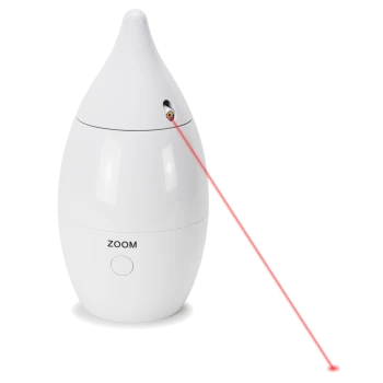 Weißer Haustierspielzeug-Laserpointer in Tropfenform, mit sichtbarem roten Laserstrahl und dem Wort "ZOOM" auf der Vorderseite.