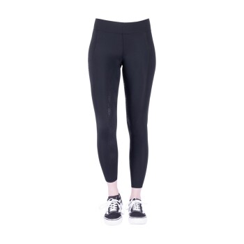 Schwarze Sportleggings, die auf einer Schaufensterpuppe präsentiert werden, kombiniert mit schwarzen Turnschuhen, die ein schlankes Design und eine enganliegende Passform zeigen.