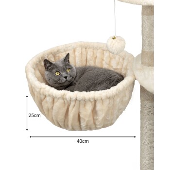 Eine graue Katze liegt in einem plüschigen, cremefarbenen Haustierbett mit einem Durchmesser von 40 cm und einer Höhe von 25 cm, mit einem hängenden Pom-Pom-Spielzeug in der Nähe.
