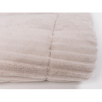 Weiches, plüschiges Haustierbett in hellbeige mit einer gesteppten Textur, ideal für den Komfort von Haustieren.