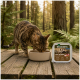 Getigerte Katze frisst aus einer Schale auf einem Holzdeck im Wald neben einem Futtermittelbehälter mit der Aufschrift "WILDERNESS WIDE SAVANNAH ADULT".