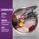 Eine Edelstahlschüssel mit rohem Haustierfutter: Fisch, Huhn, Truthahn, Innereien, Beeren und einem Eigelb, mit dem Text "Geflügel," "Innereien," "Fisch."