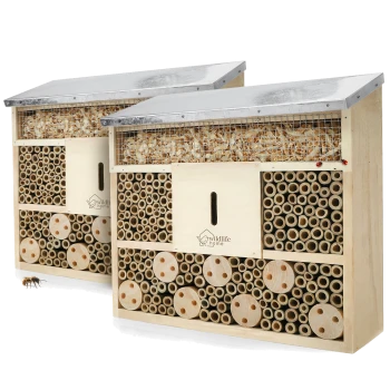 Zwei hölzerne Bienen-/Insektenhotels mit Metalldächern, Bambus-Niströhren, Holzspänen oben und 'wildlife home'-Logo.