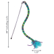 Jouet-baguette KONG pour chat avec leurre tressé vert/turquoise, pompon de plumes bleu et rubans ; indique «28 pouces y compris curlz» et «1,25 pouces»
