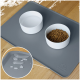 Futtermatte für Haustiere mit zwei weißen Schalen, eine gefüllt mit trockenem Kibble und eine Wasserschale. Eine Nahaufnahme zeigt Wassertropfen auf der Matte.