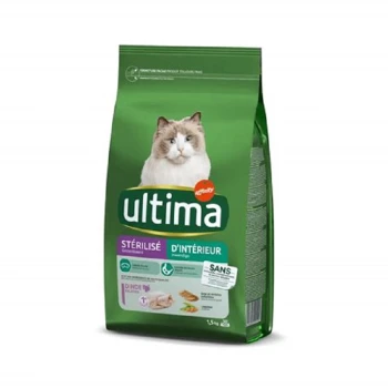 Stérilisé D’Intérieur avec de la Dinde 1,5 kg Sac vert de nourriture pour chats Ultima pour chats stérilisés d'intérieur, avec un chat duveteux sur le devant, étiqueté "Dinde" et "1,5 kg."
