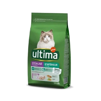 Sac vert de nourriture pour chats Ultima pour chats stérilisés d'intérieur, avec un chat duveteux sur le devant, étiqueté "Dinde" et "1,5 kg."
