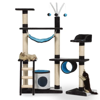 Ein mehrstöckiger Kratzbaum für Katzen mit einer blauen Hängematte, Kratzpfosten und einem gemütlichen Versteck, auf dem zwei Katzen entspannen und spielen.