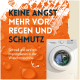 Waschmaschine mit bunter Wäsche auf orangefarbenem Hintergrund, mit Text über einfache Wasserfestigkeit in der Waschmaschine.