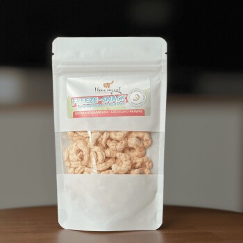Ein klar verpacktes gefriergetrocknetes Grönland-Garnelenpaket mit der Aufschrift "Ich liebe meinen Kater Freeze-Snack" auf einer Holzoberfläche.