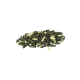Ein Haufen grüner und weißer Haustierfutterpellets, die in Größe und Form variieren, vor einem weißen Hintergrund.