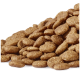 Nahaufnahme eines Haufens brauner Tierfutterkibble, mit verschiedenen Formen und Größen der Stücke, auf einem weißen Hintergrund.