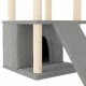 Grau Katzenbaum mit einem gemütlichen Versteck, Kratzpfosten und einer Rampe zum Klettern. Ideal für das Spielen und Entspannen von Katzen.
