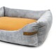 Graues Haustierbett mit einem weichen orangefarbenen Kissen, mit einem Etikett, das "RexProduct.com" liest.