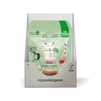 VegDog Dentals Verpackung mit einer Hundillustration, mit Text, der "Frischer Atem" und "Plaqueentfernung" hervorhebt, hergestellt aus Tapioka und Rote Beete.