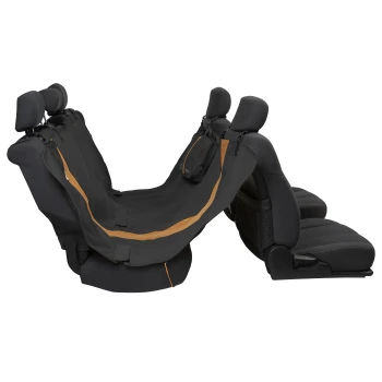 Schwarze Autositzabdeckung mit orangefarbenem Rand, entworfen zum Schutz der Autositze, gezeigt über den Vorder- und Rücksitzen eines Fahrzeugs drapiert.