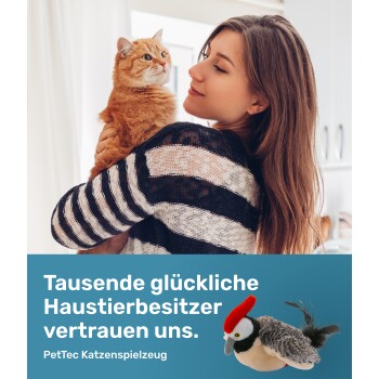Frau hält eine orangefarbene Katze mit dem Text „Tausende glückliche Haustierbesitzer vertrauen uns. PetTec Katzenspielzeug“ und einem vogelähnlichen Katzenspielzeug.