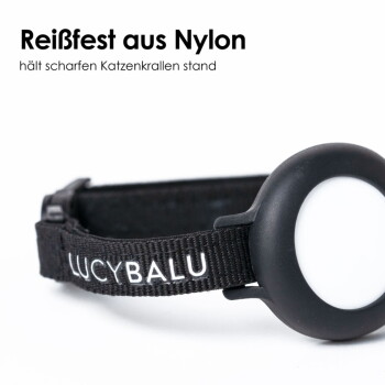 Nahaufnahme einer Siamkatze mit einem grauen Halsband und einem schwarzen AirTag-Halter, beschriftet "AirTag kompatibel*" und "Geschütztes Design von LucyBalu."