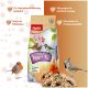 Ein Haufen gemischter Vogelfutter mit Sonnenblumenkernen, Nüssen, Getreide und Trockenfrüchten, ideal zur Fütterung von Vögeln.