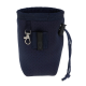 Navyblaue Leckerlitasche für Haustiere mit Kordelzugverschluss, Clip und Gürtelschlaufe, mit einem perforierten Design für Atmungsaktivität.
