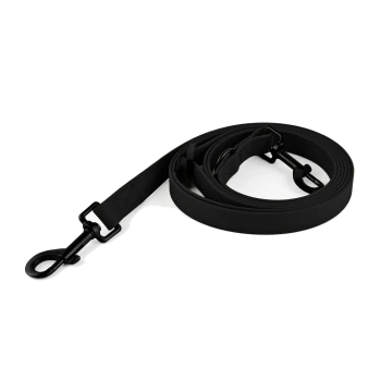 Schwarze Hundeleine, auf einem weißen Hintergrund aufgewickelt, mit einem stabilen Clip und einem glatten, langlebigen Design.