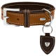 Brauner Lederhundehalsband mit einer silbernen Schnalle, mit weißen Nähten und einem Metallschild, das 'HUNTER' beschriftet ist.