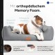 Ein entspannter Hund liegt auf einem grauen orthopädischen Memory-Schaum-Bett, mit Text, der Gelenkunterstützung, Wirbelsäulenentlastung und Komfortmerkmale hervorhebt.
